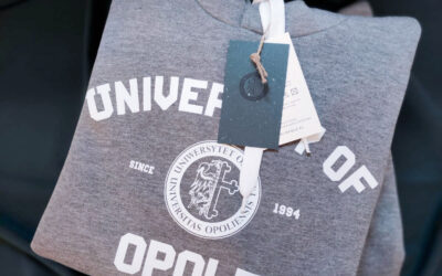 Bluzy z logo Uniwersytetu Opolskiego do kupienia w Galerii Biały Kruk w Opolu